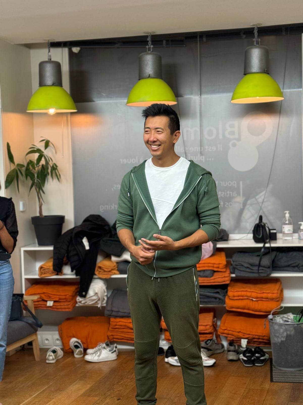 Stayfan souriant vert bachatamore pendant cours bachata sensuelle paris